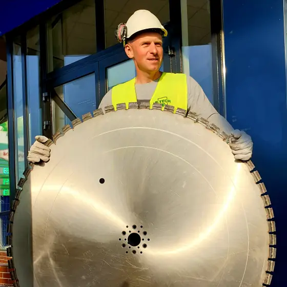 Operator z tarczą diamentową dużej średnicy do piły ściennej